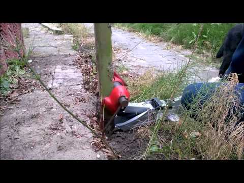 Palen uit de grond trekken. (how to pull fence posts out of the ground)